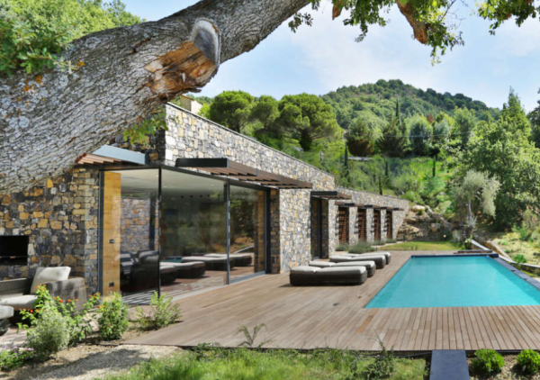 Villa dengan dinding batu dan pemandangan lembah dari Skotlandia